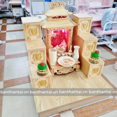 Bàn thờ Thần Tài mái chùa