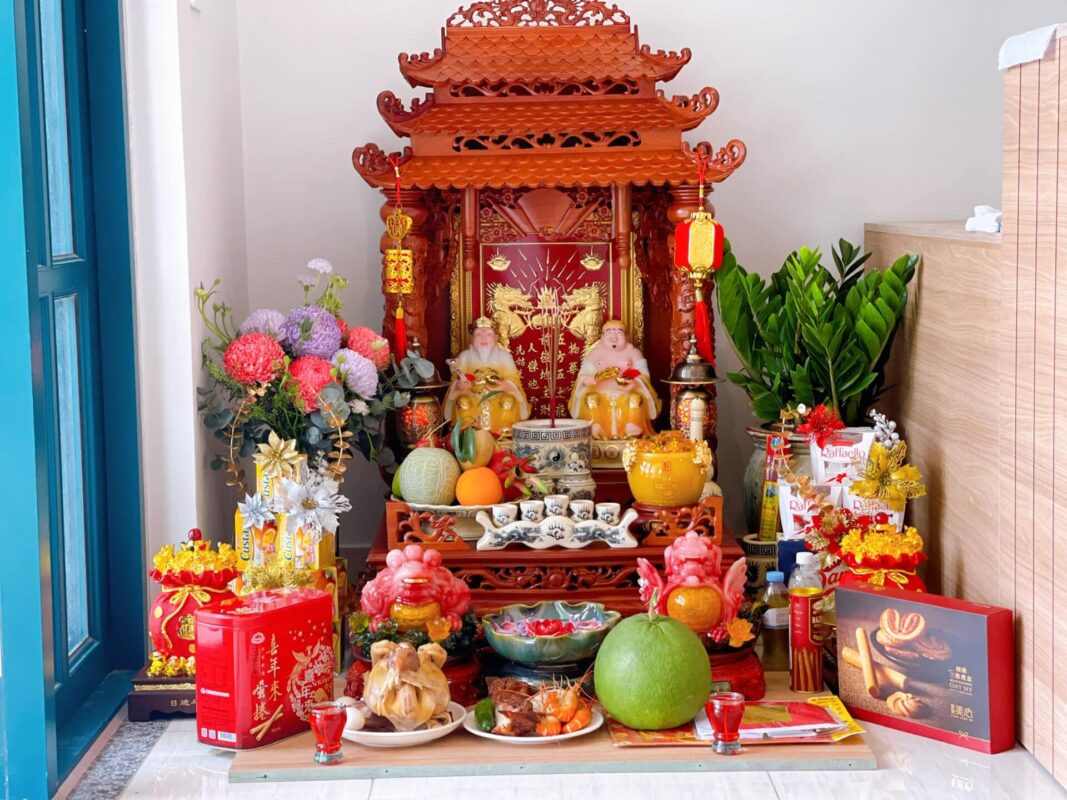Bàn thờ Thần Tài Thổ Địa gỗ tự nhiên bày đủ lễ vật