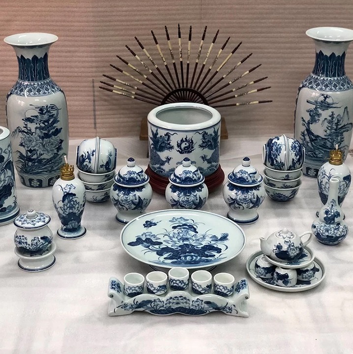 Cách sắp xếp 5 chén trên bàn thờ Thần Tài chuẩn phong thủy
