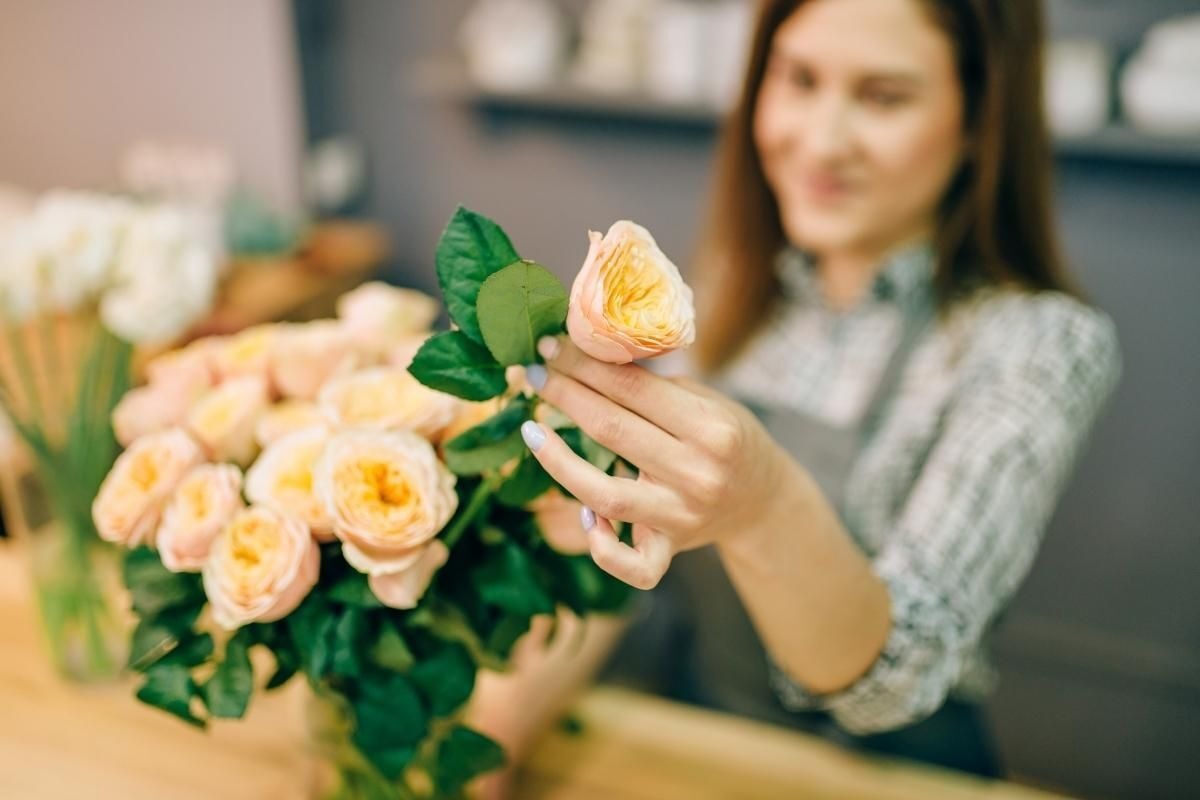Hướng dẫn cách cắm hoa ban thờ Thần Tài đúng chuẩn
