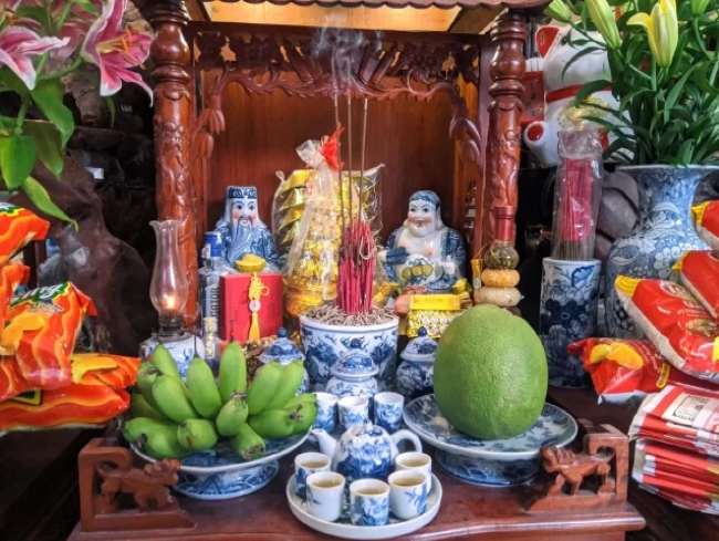 Cách bày trí 3 hũ muối gạo nước trên ban thờ Thần Tài chuẩn phong thủy